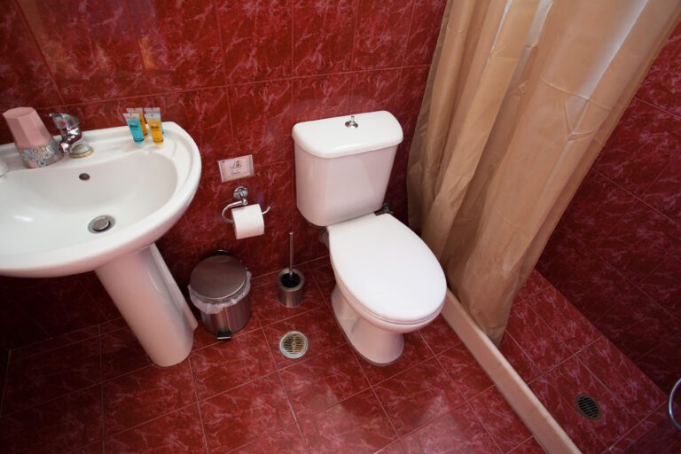 Double Triple Room of Guesthouse Perdikouli - Bathroom